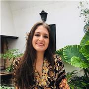 Chica responsable ofrece clases de materias de ciencia y lengua
